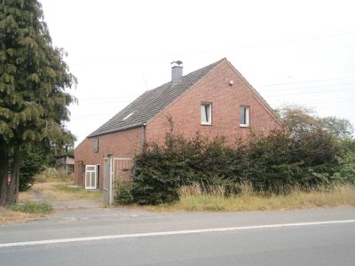 Sanierungsbedürftiges freistehendes Einfamilienhaus mit Anbau und Stallungen
