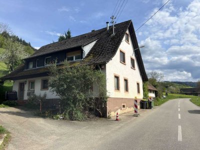 Bauernhaus mit Scheune und großem Waldgrundstück im Glottertal