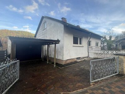 Einfamilienhaus mit Einliegerwohnung auf großem Grundstück