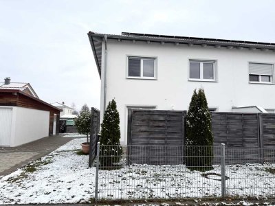 Neuwertige Doppelhaushälfte in ruhiger Wohnlage mit Garten und Garage