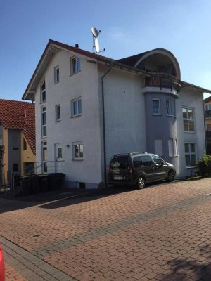 Sanierte 3 Zimmer DG-Wohnung m. EBK+Außenstellplatz, 2 Balkone