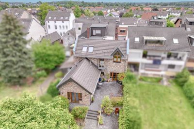 Gebäude-Ensemble mit drei Haustüren