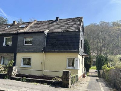 Zentrumsnahe Doppelhaushälfte mit großer Terrasse, sonnigem Garten und 3 Garagen
