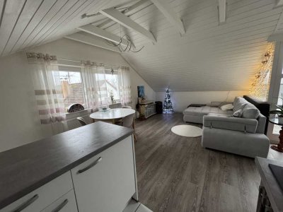 Schöne 2 Zimmer Dachgeschosswohnung mit Balkon und EBK in ruhiger Lage