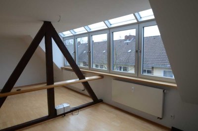 Helle  DG-Wohnung mit Tageslichtbad, Dusche und Wanne in E-Altendorf