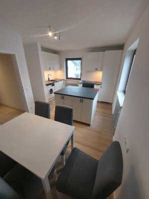 Neu renovierte, helle 4,5-Zimmer-Wohnung mit Küche direkt am Schlosspark und BIS im 3-Parteien-Haus