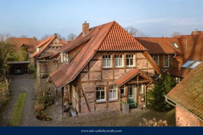 Großburgwedel: Energieeffizientes Fachwerkhaus in historischer, einzigartiger Umgebung
