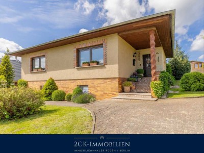 Einfamilienhaus auf zwei Ebenen mit großem, pflegeleichten Garten, Wintergarten, Terrasse, Garage!
