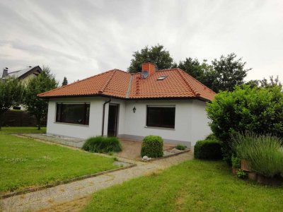 EINFAMILIENHAUS MIT GARTEN UND 2 GARAGEN