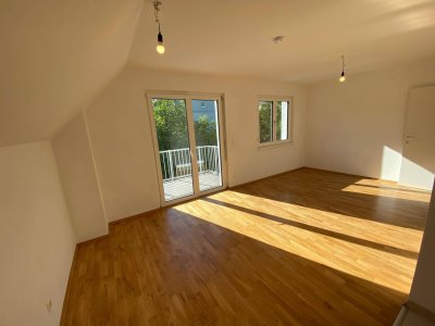 WUNDERSCHÖNE DACHGESCHOSS-WOHNUNG (NEUBAU) mit Balkon &amp; Blick ins Grüne