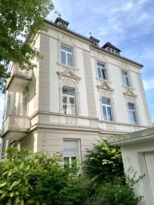 Exklusive, vollständig renovierte 5-Zimmer-Wohnung mit Balkon und Einbauküche in Wiesbaden