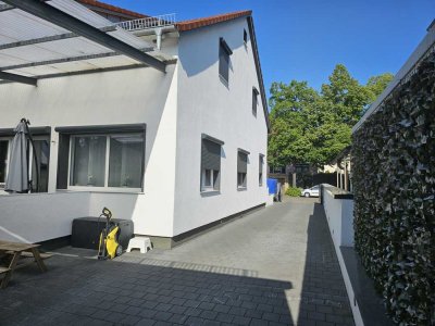 Vollst. renoviertes 9-Zimmer-Reihenendhaus mit geh. Innenausstattung und großer Doppel-Garage