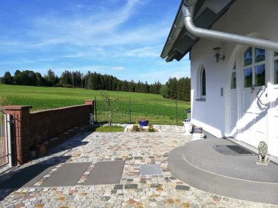 Erstbezug nach Sanierung mit Terrasse und EBK: Voll Möblierte 2-Raum-Erdgeschosswohnung in Naila