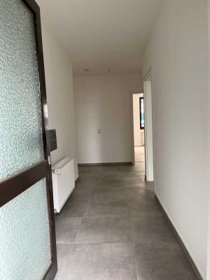 Erdgeschoss mit Laubengang 2-Zimmerwohnung mit großem Duschbad und Wohnküche