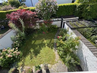 SCHÖNER WOHNEN in Poppenbüttel / 4 Zi.-ETW mit Einzelhaus-/ RH-Charakter, Garten, gr. Terrasse,
