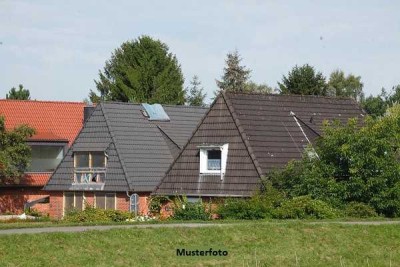2-Familienhaus, Garten und 2 Garagen