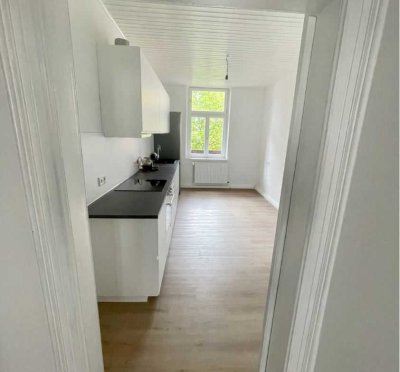 Helle 4-Zimmer Wohnung mit Balkon in Hof Innenstadt. Auf Anfrage, möbliert zu vermieten.