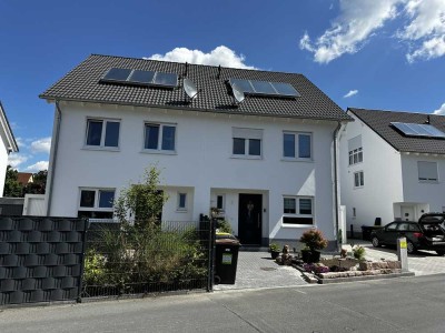 Neuwertige Doppelhaushälfte mit großer Garage und zusätzlichem Abstellraum