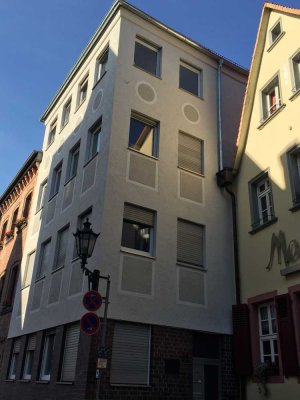 Aschaffenburg - City: Exklusive Zweizimmerwohnung mit EBK und kleiner Terrasse