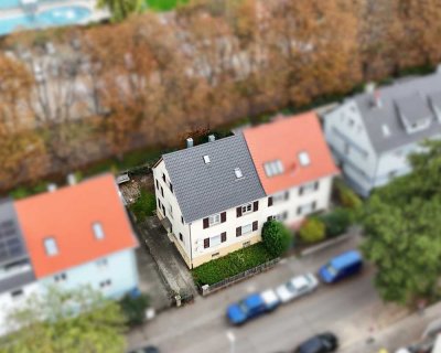 Platz für neue Kapitel – Zweifamilienhaus mit Ausbauchancen in Ludwigsburg