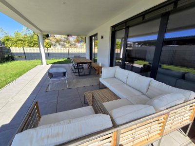 * * * HIGH-END-ARCHITEKTEN-TRAUM... WOHNEN WIE IM EIGENEN HAUS mit 211 m² RUNDUM-EIGENGARTEN mit TERRASSE * * *