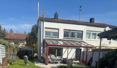 Stilvolle Doppelhaushälfte mit Gartenidylle in Ottobrunn – Ihr neues Zuhause vor den Toren Münchens