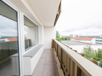 Sonnenlicht & stilvolles Ambiente: moderne Etagenwohnung mit Loggia und offener Wohnküche