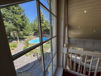 Villenanwesen inkl. Hallenbau, 4 Garagen und 3 Wohneinheiten mit Pool und ca. 1.236 m² Garten.