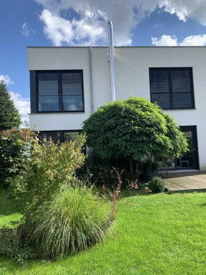 Modernes Einfamilienhaus im Grünen mit Garage, Garten, Sauna