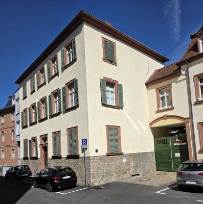 Einmalige Gelegenheit - hochwertige Etagenwohnung in einem Barockbau aus dem 18. Jahrhundert!