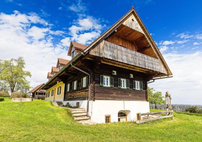 Historisches Anwesen hochklassig modernisiert 
 - idyllisch umgeben von Weinbergen -