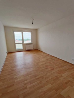 Sanierte 2-Raumwohnung mit großem Wohnzimmer + Laminat + Balkon + EBK-Option!!!