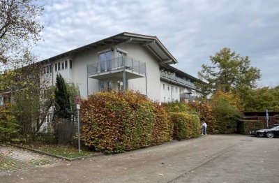 Sonnige 2-Zimmer-Dachgeschosswohnung in der Parkwohnanlage „Lenbachallee“, Ottobrunn