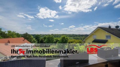 Helle Galeriewohnung mit vermietetem Apartment und traumhaftem Ausblick in Feldrandlage!