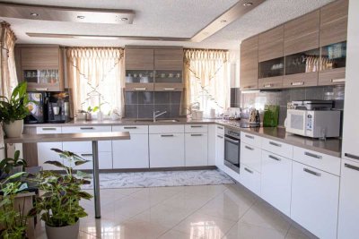 Schön renovierte 3,5-Zi.-Wohnung in zentraler Lage in Murrhardt - Einbauküche - Carport