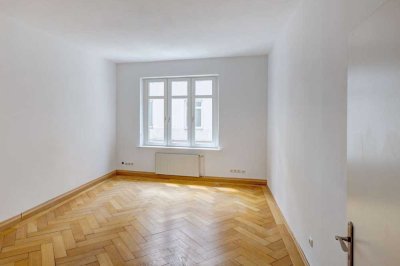 Stilvolle Altbauperle in Bestlage – 4 Zimmer mit Balkon im kernsanierten Jugendstilhaus!