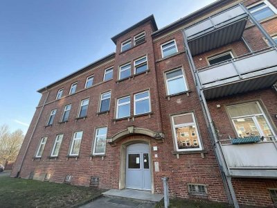Modernes Duschbad, Wohnküche und Balkon