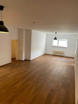 Gewerbefläche mit Wohnraumpotenzial – Souterrainwohnung mit Terrasse