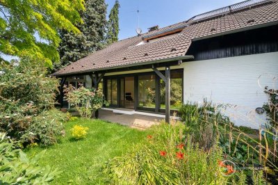 MANNELLA *Zweifamilienhaus mit zentraler Lage im Grünen* Wohnen & Vermieten in Bestlage