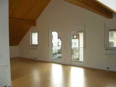 Freundliche 3,5-Zimmer-DG-Wohnung mit 2 Balkonen und Einbauküche in Reutlingen