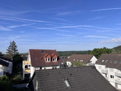 Hofheim-Steinberg - 3-Zi-Dach-Wohnung mit Tageslichtbad und Balkon!