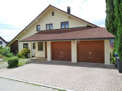 MIT WEITEM BLICK & CHARME! Sanierte 4-Zi.-Dachgeschoßwohnung mit Aussichts-Balkon bei Horgenzell