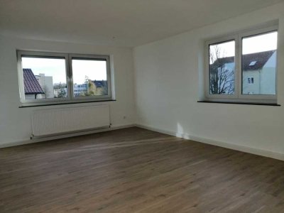 Vollständig renovierte Wohnung mit drei Zimmern sowie Balkon und Einbauküche in Amberg