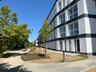 NEUBAU Erstbezug: Moderne, möblierte und barrierefreie 1-Zimmer-Wohnung mit Terrasse & TG-Stellplatz