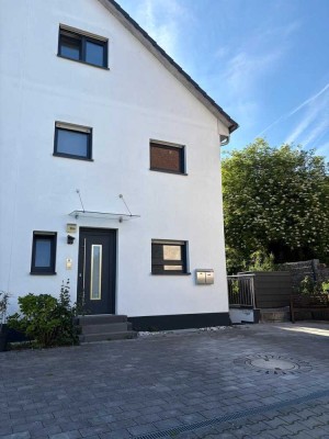 Moderne Doppelhaushälfte mit Garten und zwei Terrassen in Mainz-Laubenheim