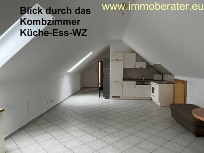 Geräumige Dachgeschoss-Wohung / WFL 70 m² / Komb. K-E-Wohnzimmer / Küchenzeile integriert / Fußboden