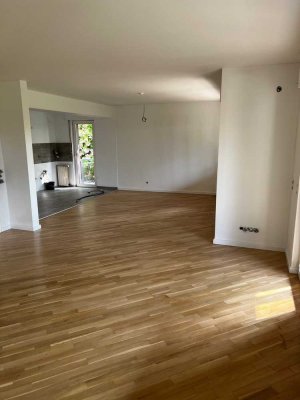 Helle, großzügige 2-Zi Wohnung, frisch saniert mit großem Balkon, tollen Blick ins Grüne und Garage