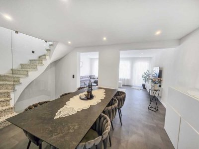 Modernes Terrassenhaus mit Einliegerwohnung, Dachterrasse, Balkon und Garage