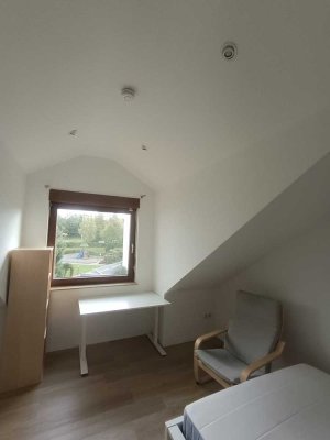 Modernes Möbliertes Zimmer in einer 5er WG