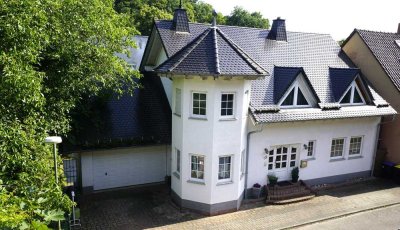 TOP:  Großes, schönes EFH mit ELW, Garten, Balkon, Garagen.